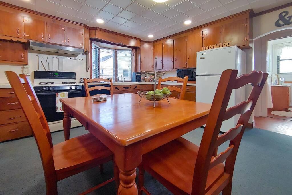 Huge Historic, W/Large Yard & Close To Beach Маністі Екстер'єр фото